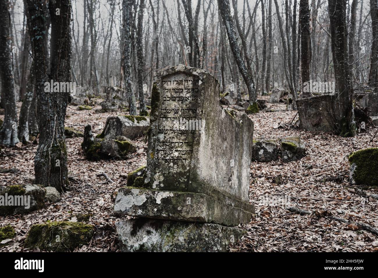 Bakhchisarai, Crimea - 13 marzo 2021: Lapidi nell'antico cimitero di Karaite Balta-Tiymez Foto Stock