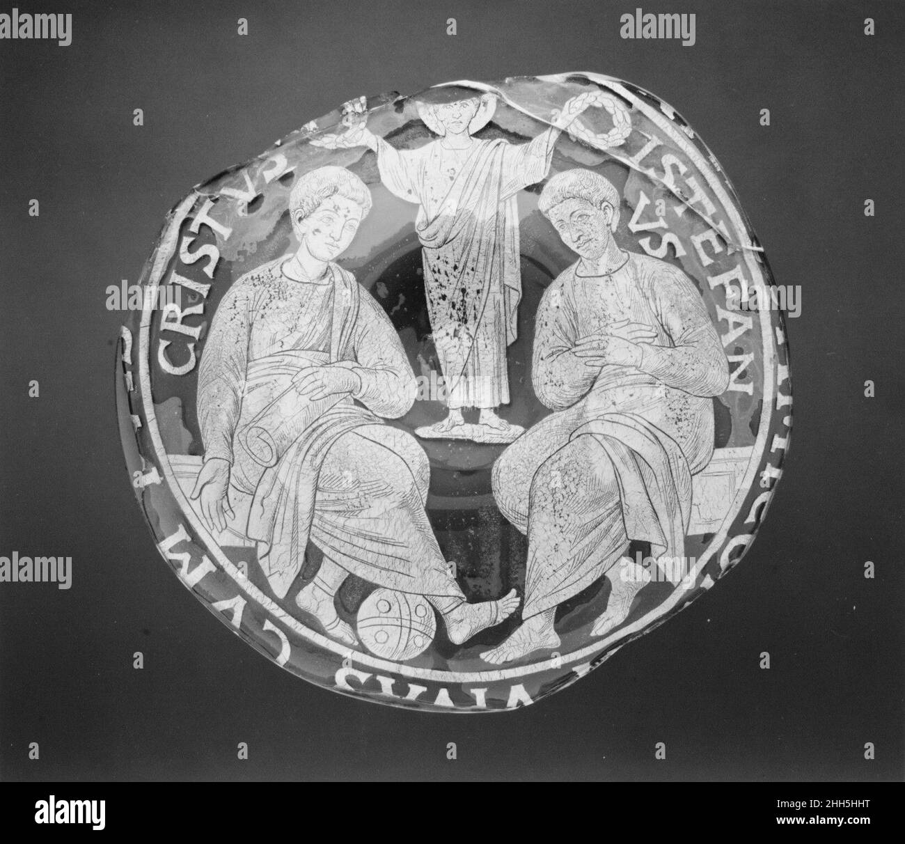 Piatto (frammento) 19th secolo italiano una copia ingrandita di medaglioni in foglia d'oro romana del IV secolo, o fondi d'oro. nelle pareti delle catacombe di Roma furono collocate le fondi d'oro in vetro dorato con soggetti secolari cristiani, giudaici, mitologici e contemporanei. Erano posti nelle basi (fondi) di bicchieri di vetro e tazze che erano proprietà della persona sepolta. Piastra (frammento) 186181 Foto Stock