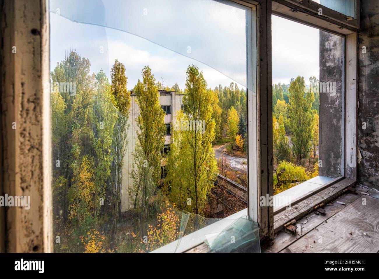 Ucraina, Kiev Oblast, Pripyat, città abbandonata vista attraverso una finestra rotta Foto Stock