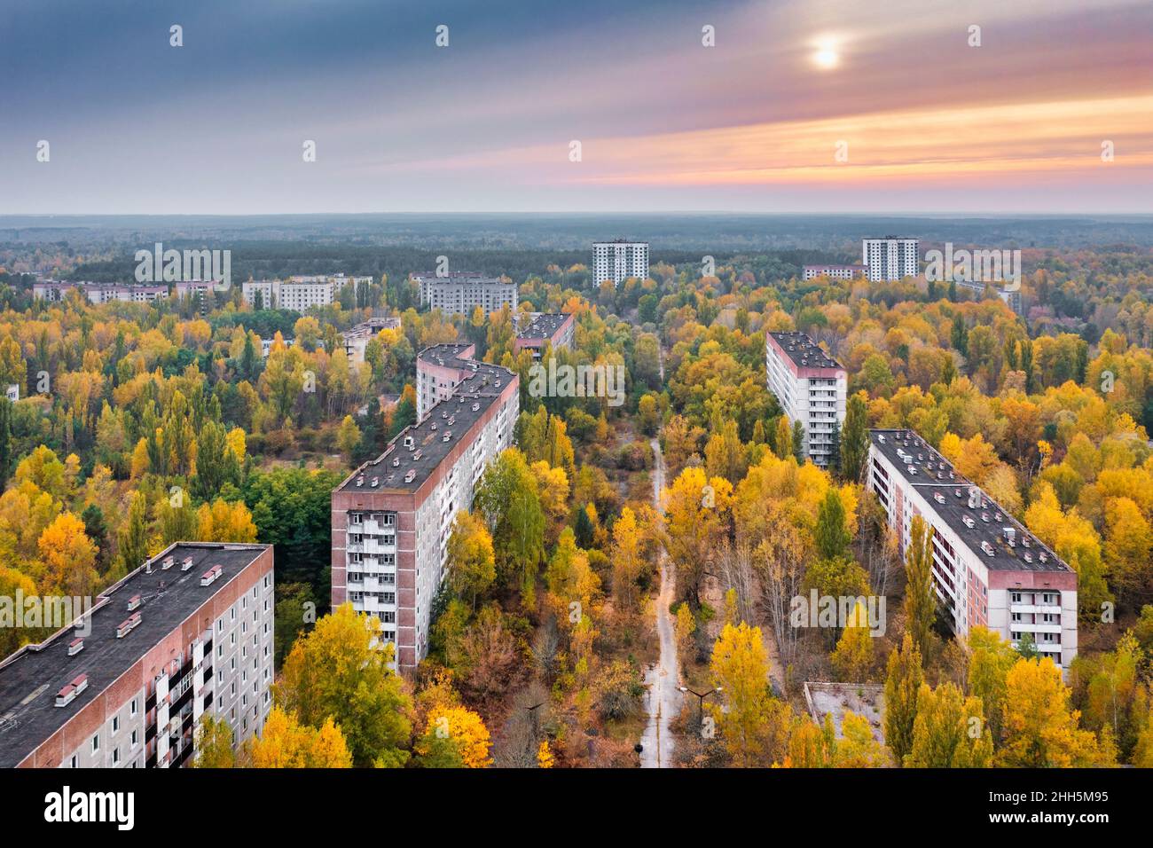 Ucraina, Kiev Oblast, Pripyat, veduta aerea della città abbandonata al tramonto d'autunno Foto Stock