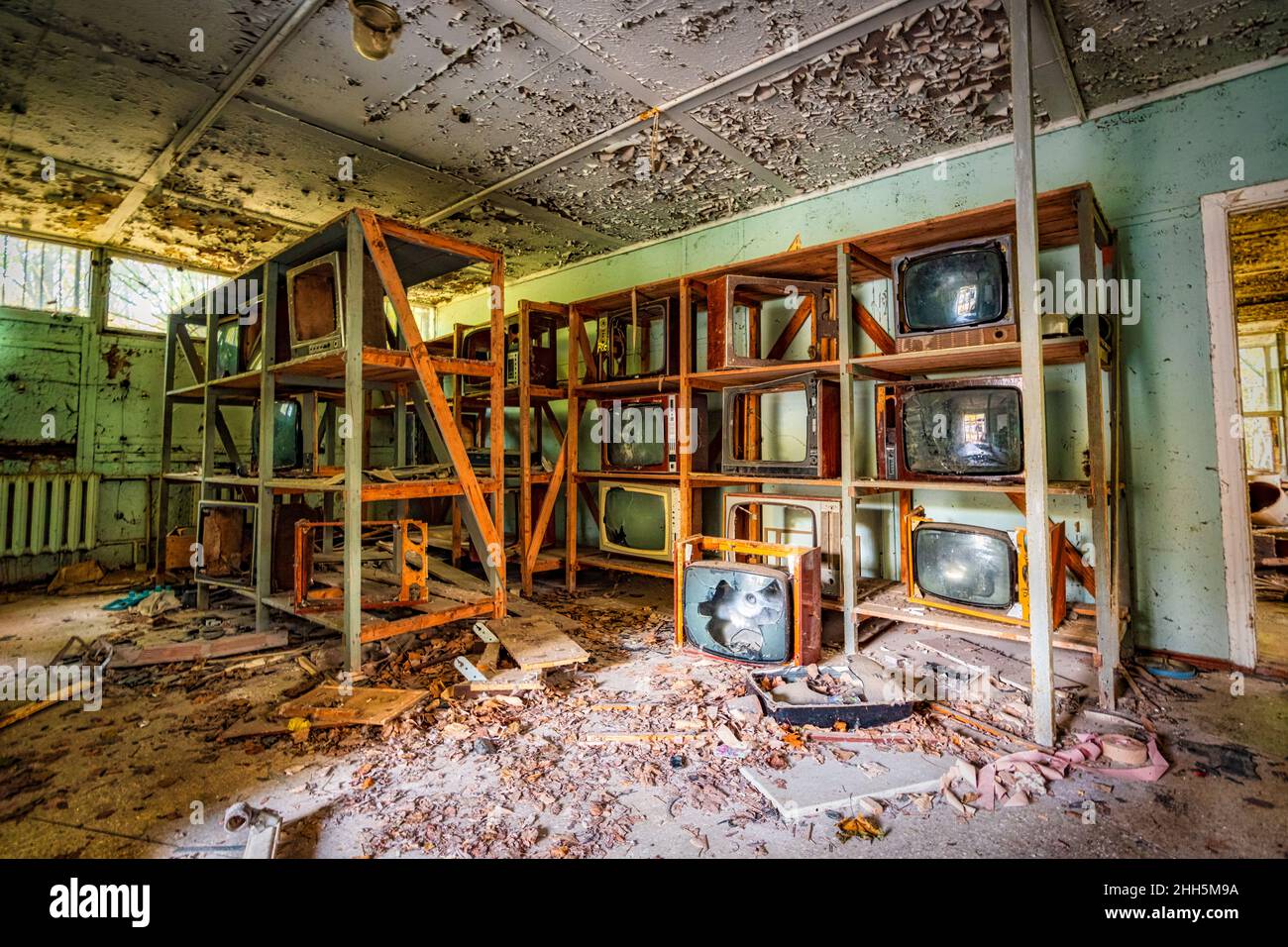 Ucraina, Kiev Oblast, Pripyat, interno di un negozio TV abbandonato a lungo Foto Stock