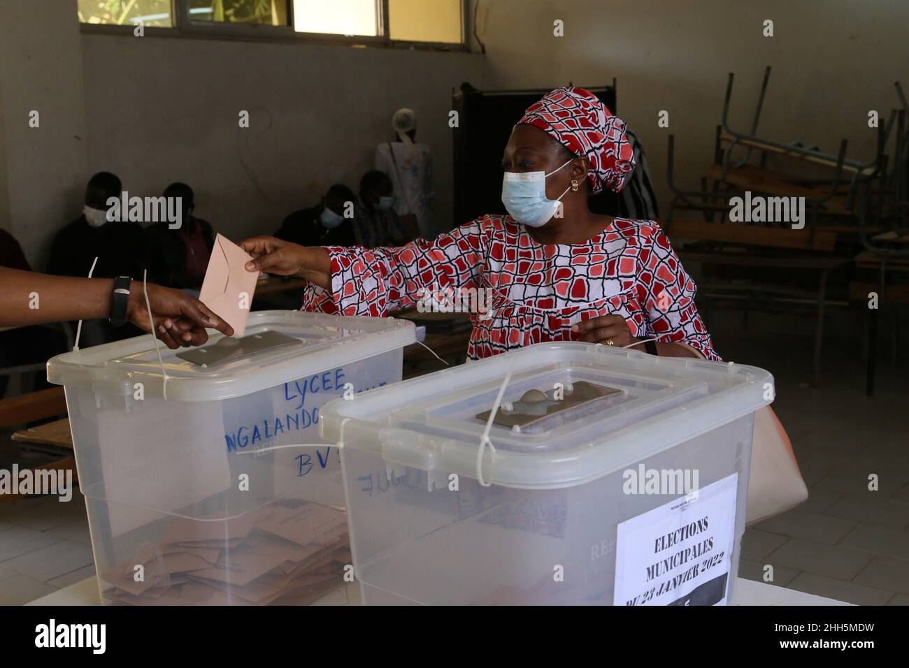 Dakar, Senegal. 23rd Jan 2022. Una donna lancia il voto in un seggio a Dakar, capitale del Senegal, 23 gennaio 2022. Le elezioni municipali e dipartimentali in Senegal hanno avuto inizio ufficialmente con l'apertura di seggi elettorali la domenica mattina in tutto il paese dell'Africa occidentale. La votazione si conclude domenica alle 6 ora locale. Credit: Wang Zizheng/Xinhua/Alamy Live News Foto Stock