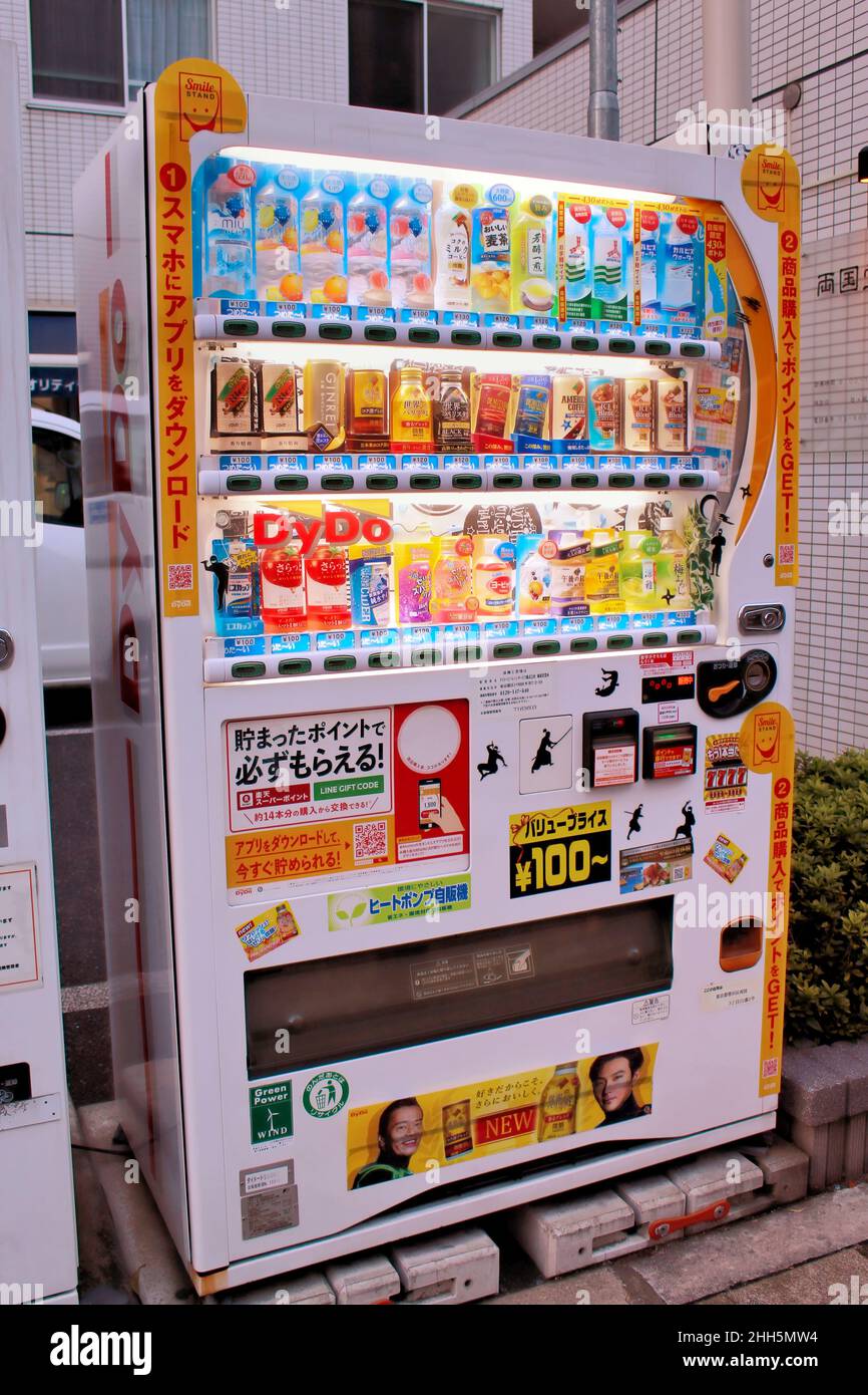 Distributore automatico di bevande analcoliche a Tokyo, Giappone. Foto Stock