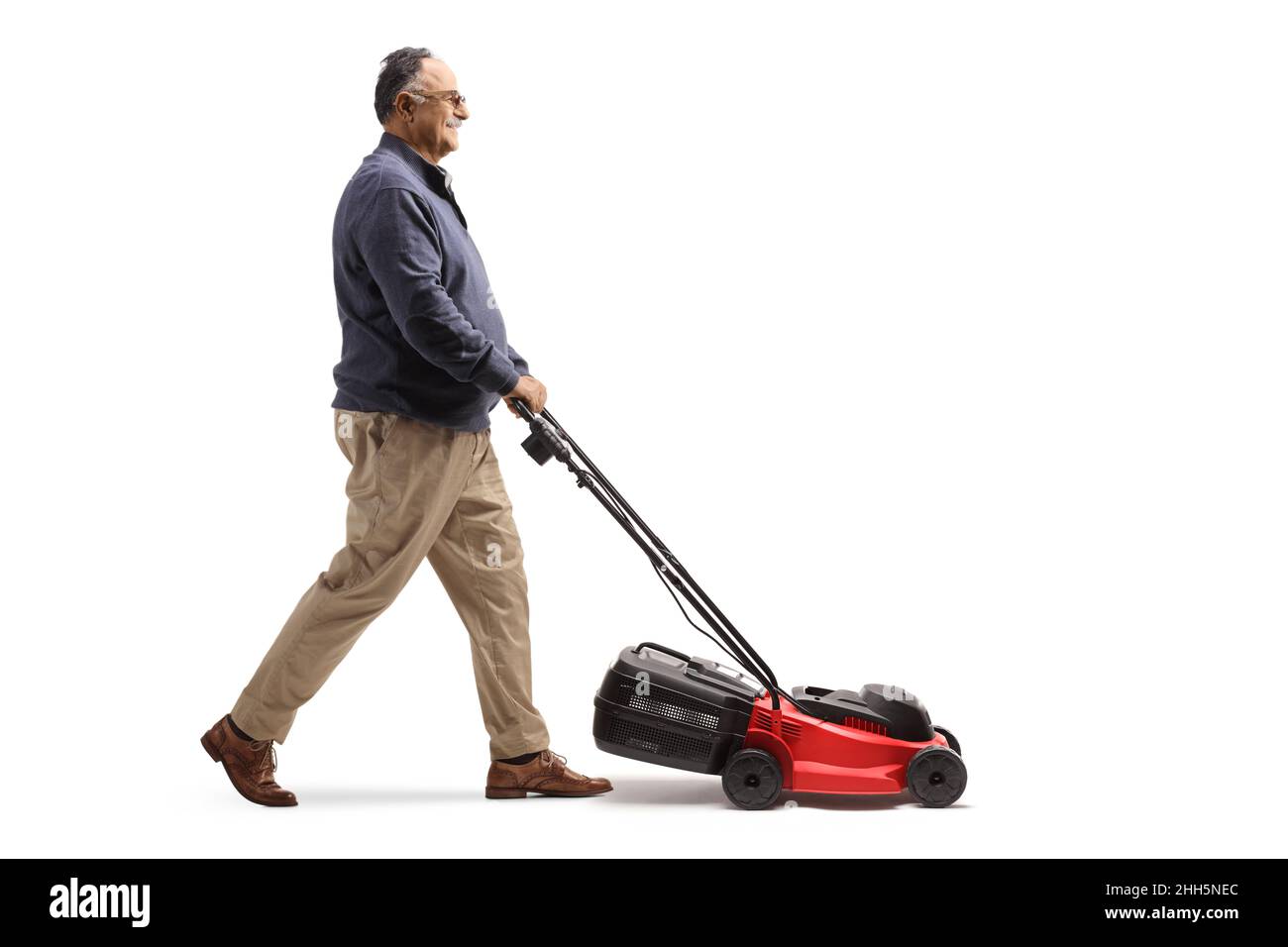 Scatto a profilo completo di un uomo maturo utilizzando un rasaerba isolato su sfondo bianco Foto Stock
