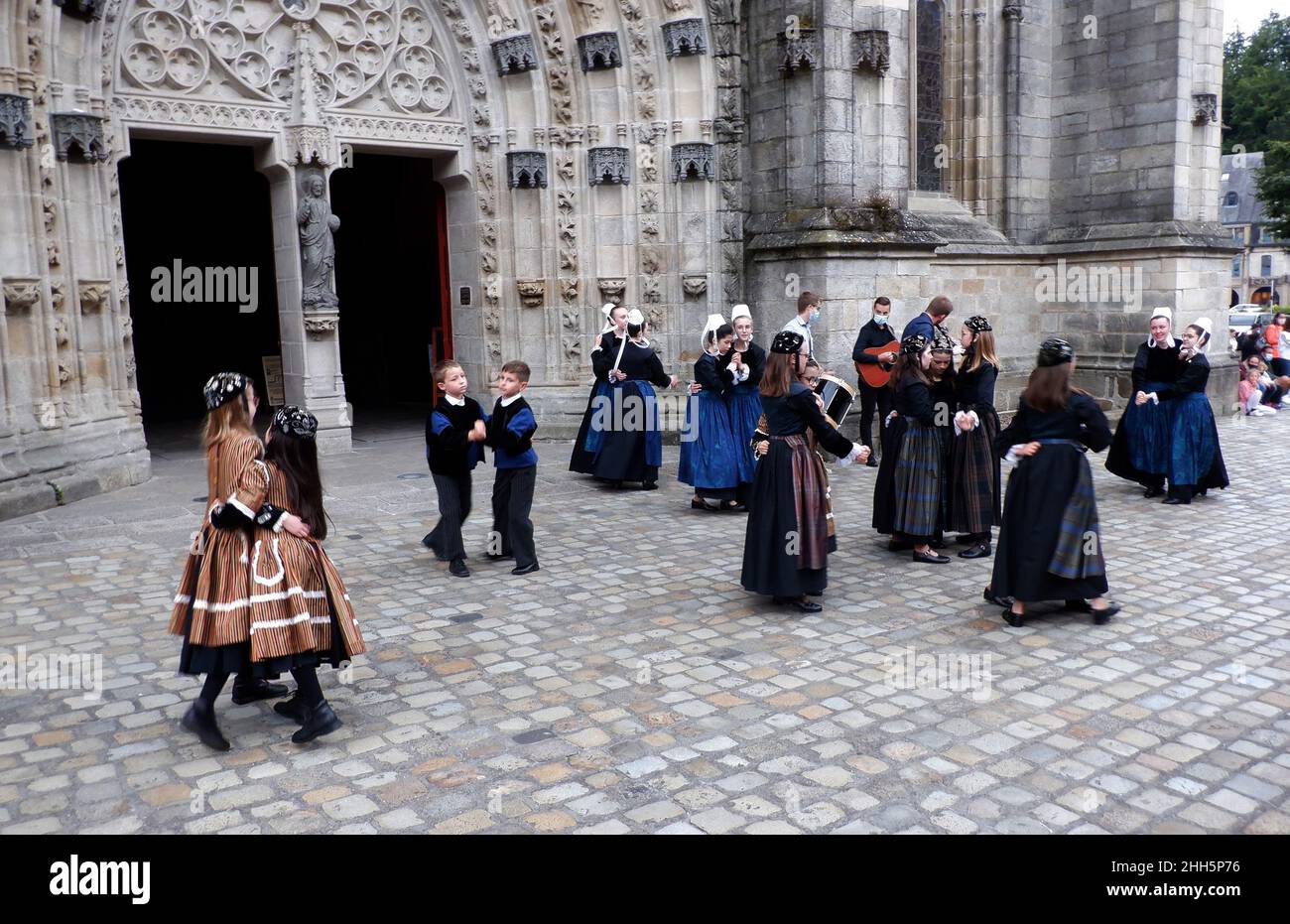 Danza folcloristica, bambini in costume tradizionale, Cattedrale Saint-Corentin, Finistere, Bretagne, Bretagna, Francia, Europa Foto Stock