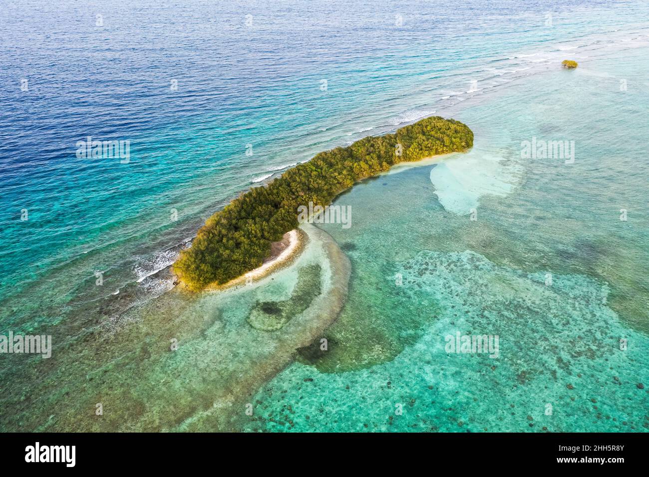 Isola deserta remota tra mare in Atollo di Lhaviyani, Maldive Foto Stock