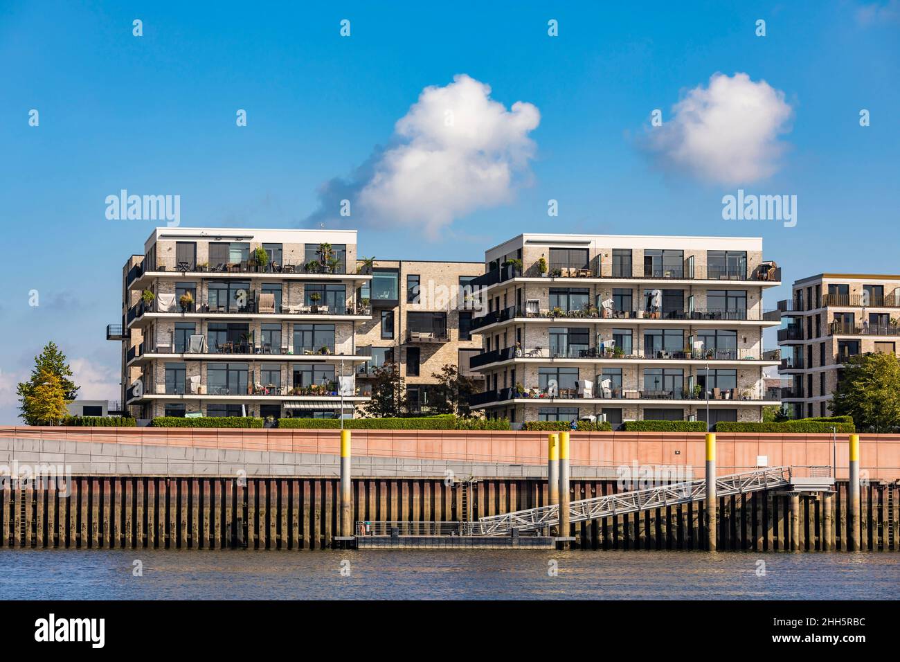 Germania, Brema, Waterfront appartamenti lungo il canale del fiume Weser Foto Stock Germania, Brema, Waterfront appartamenti lungo il canale del fiume Weser Foto Stock