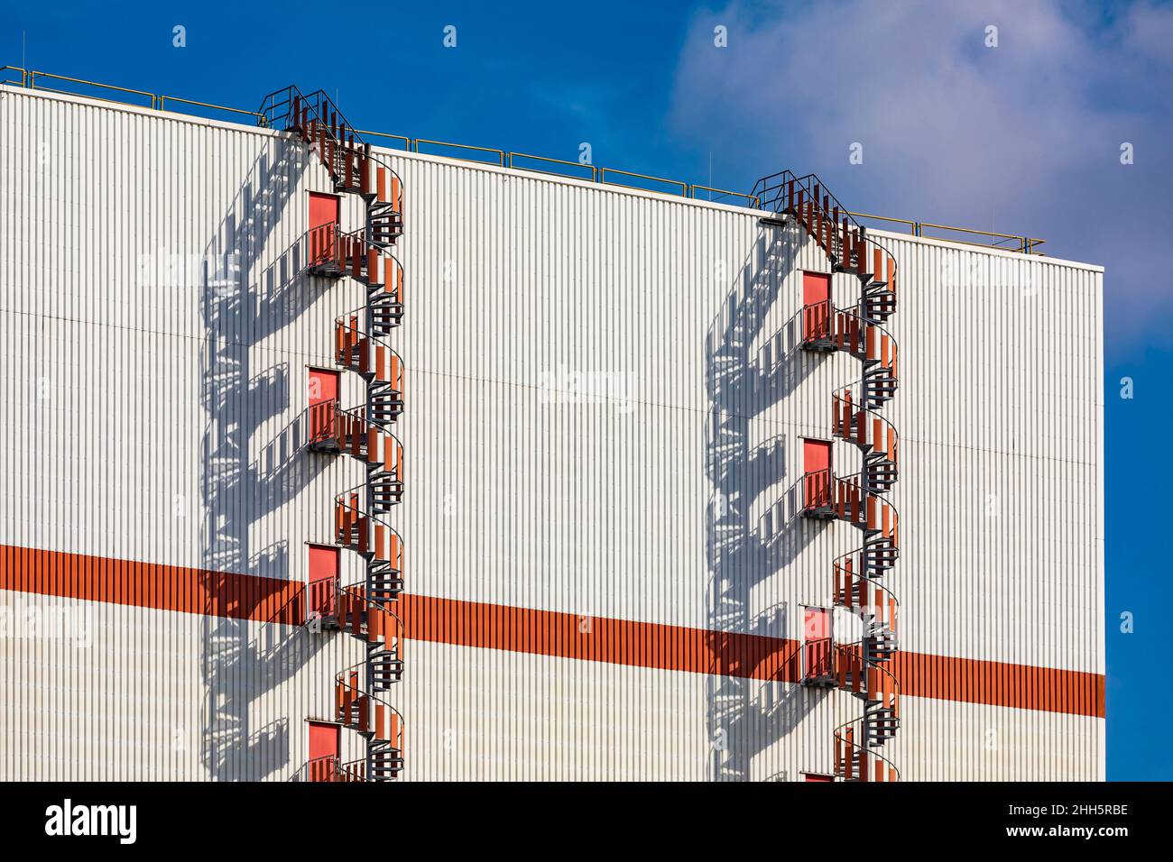 Germania, Brema, due incendi a spirale fuoriescono fuori dal magazzino industriale Foto Stock