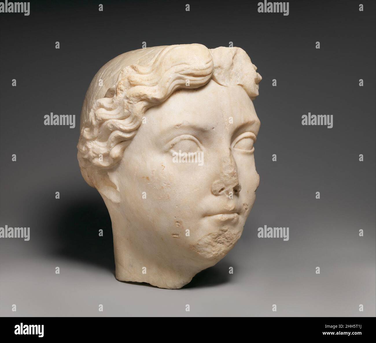 Ritratto in marmo di Livia ca. A.D. 14–37 Roman questa testa ben eseguita non cerca di essere un ritratto realistico, ma raffigura Livia come una figura idealizzata e giovanile. Nata nel 58 a.C., Livia sarebbe stata nel suo 70s o 80s quando fu scolpita, probabilmente nel regno di suo figlio, Tiberio. Come moglie dell'imperatore Augusto, esercitò un'enorme influenza sulla corte imperiale e, anche dopo la sua morte nel 14 d.C., mantenne il suo prestigio per associazione con Augusto deificato, l'imperatore al governo Tiberio e gli altri suoi discendenti, che includevano i futuri imperatori, Gaio (Caligula), Claudio e Ner Foto Stock