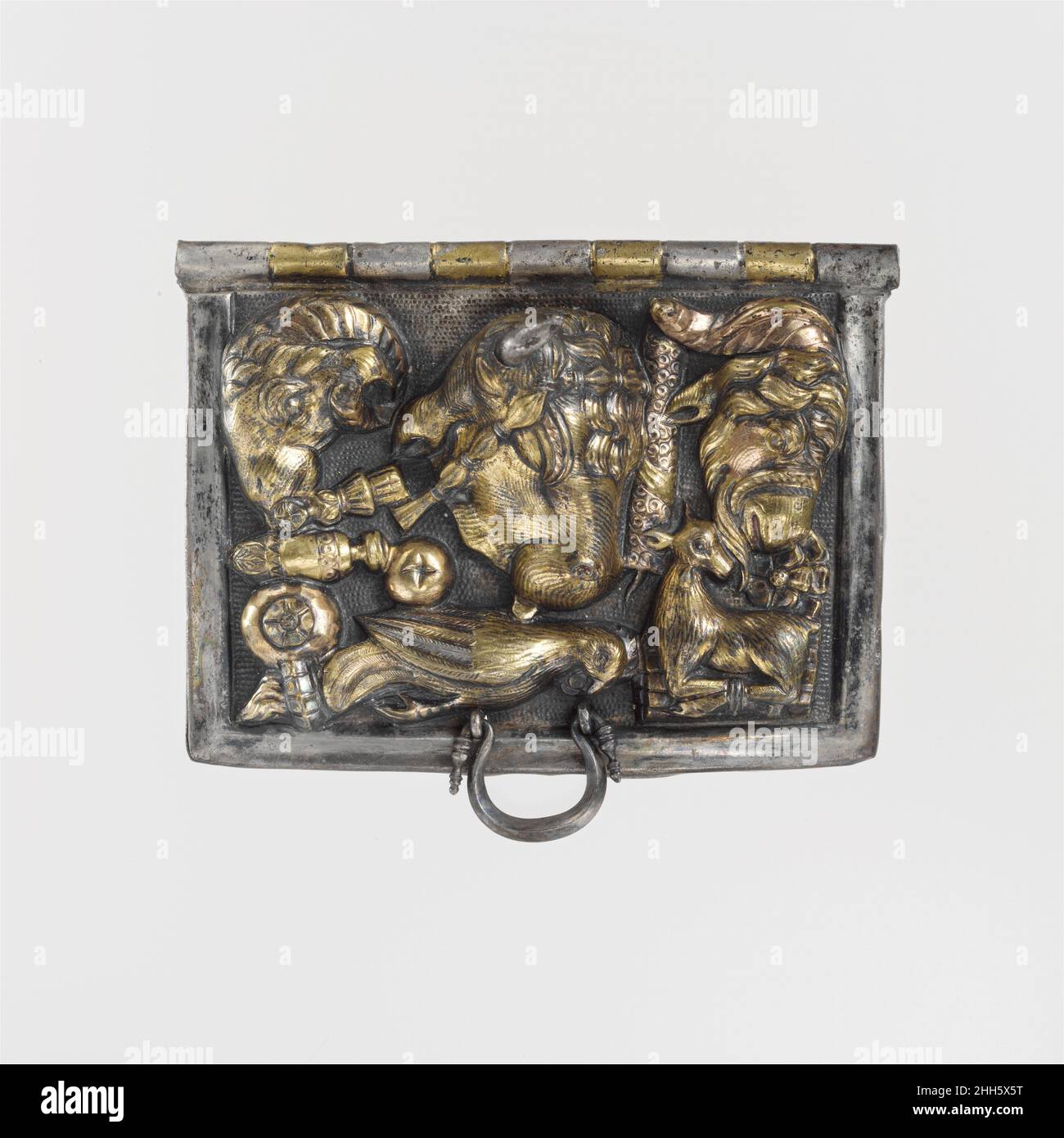 Coperchio della scatola cerimoniale in argento dorato fine 1st secolo a.C. o più tardi romano il coperchio è decorato in alto rilievo con animali sacrificali e oggetti religiosi. In primo luogo sono presenti le teste di tre animali domestici, un ariete, un toro e una capra, che sono stati comunemente utilizzati come offerte nelle principali cerimonie pubbliche. L'arredamento è insolito, ma c'è un parallelo vicino al Museo di Berlino. Coperchio della scatola cerimoniale in argento dorato. Roman. Fine 1st secolo a.C. o più tardi. Argento dorato. Prima Imperiale, Augusto. Oro e argento Foto Stock