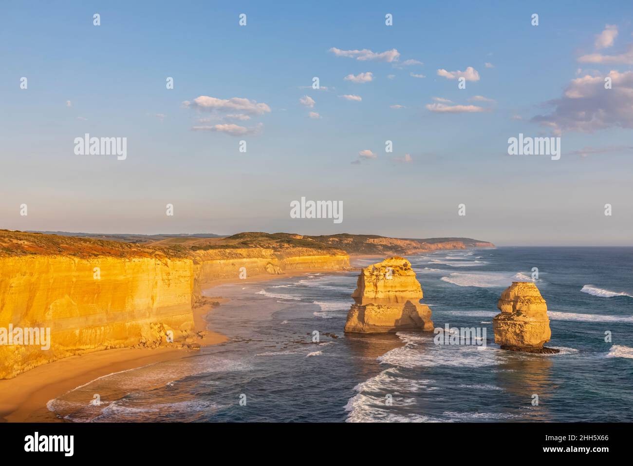 Australia, Victoria, Vista dei dodici Apostoli e Gibson Steps nel Parco Nazionale di Port Campbell Foto Stock