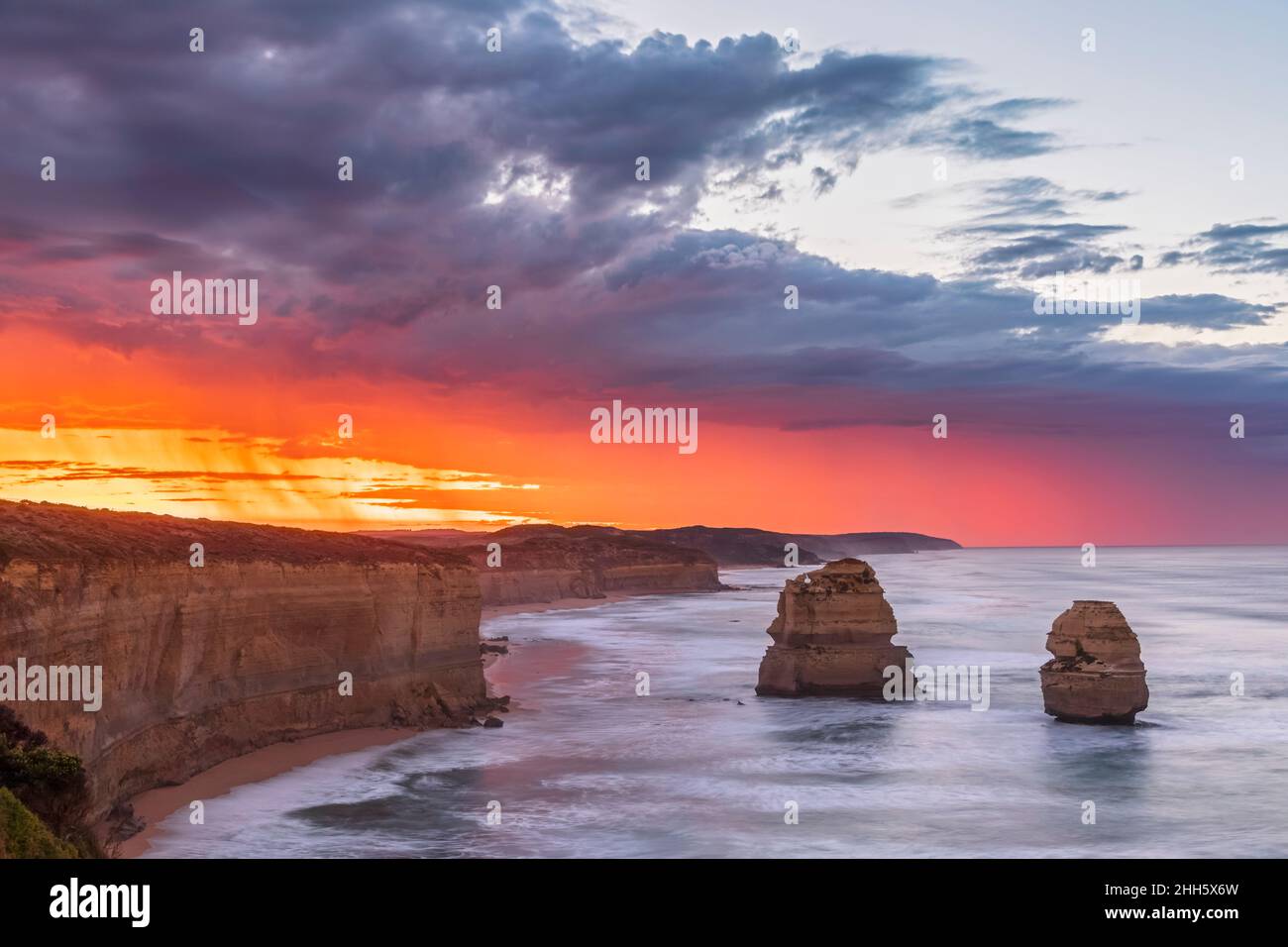 Australia, Victoria, Vista dei dodici Apostoli e Gibson Steps nel Parco Nazionale di Port Campbell all'alba drammatica Foto Stock