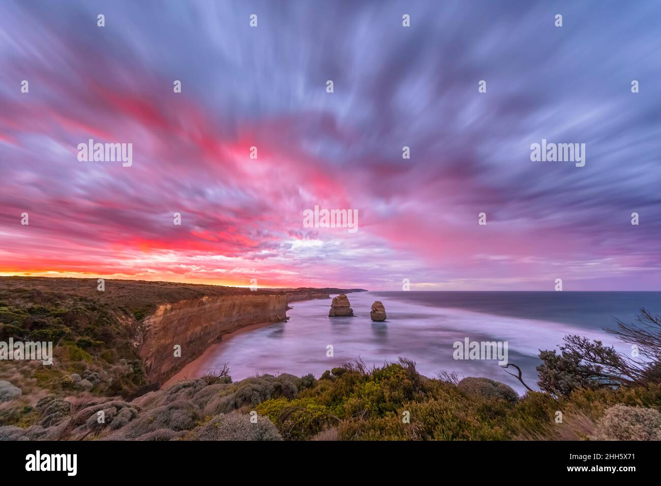 Australia, Victoria, lunga esposizione dei dodici Apostoli e Gibson Steps nel Parco Nazionale di Port Campbell all'alba viola Foto Stock