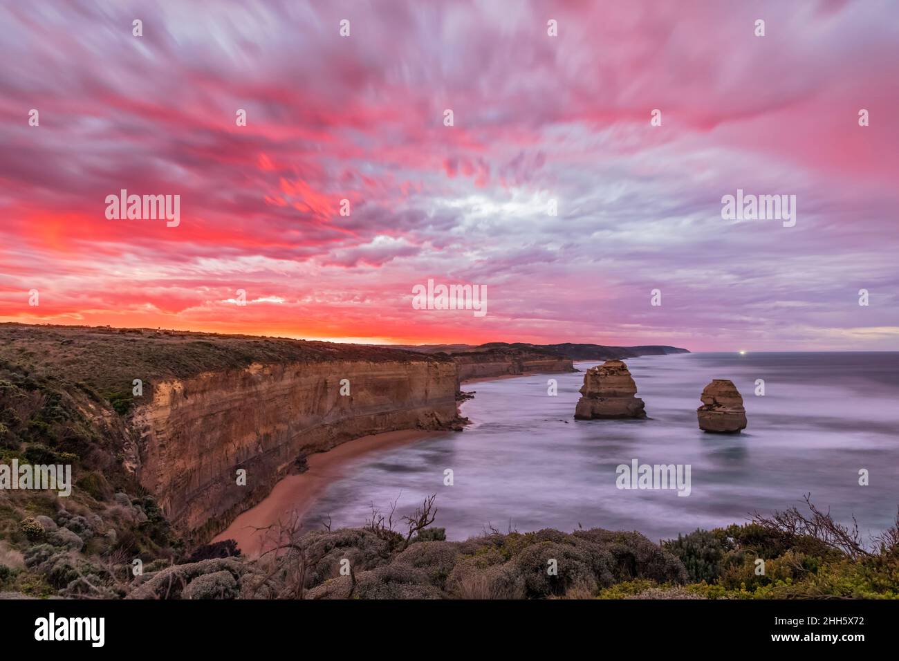 Australia, Victoria, lunga esposizione dei dodici Apostoli e Gibson Steps nel Parco Nazionale di Port Campbell all'alba viola Foto Stock