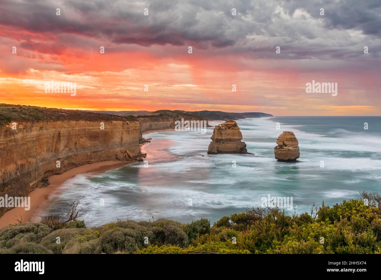 Australia, Victoria, lunga esposizione dei dodici Apostoli e Gibson Steps nel Parco Nazionale di Port Campbell all'alba nuvolosa Foto Stock