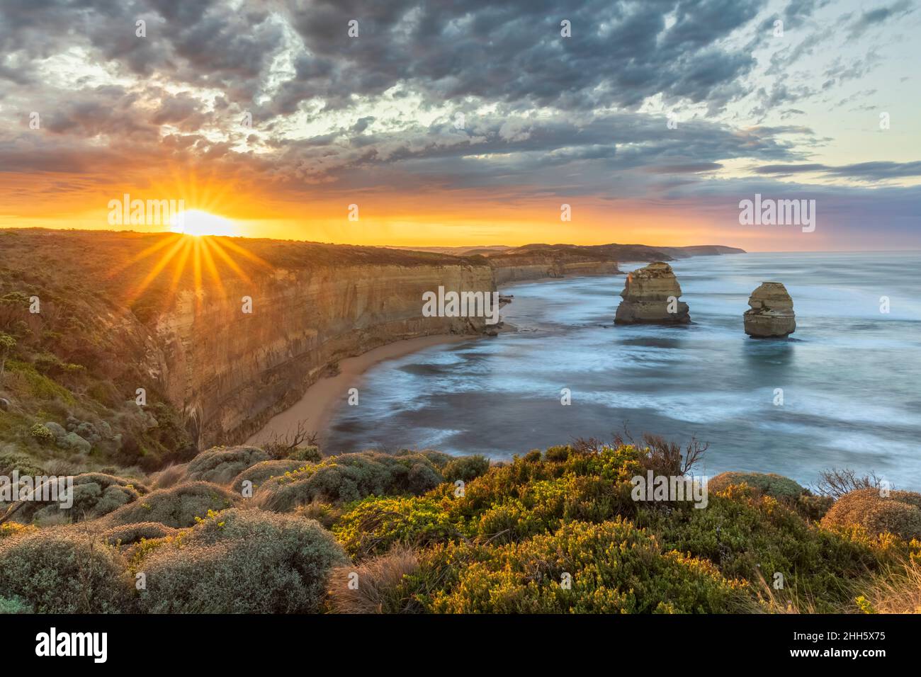Australia, Victoria, Vista dei dodici Apostoli e Gibson Steps nel Parco Nazionale di Port Campbell all'alba Foto Stock