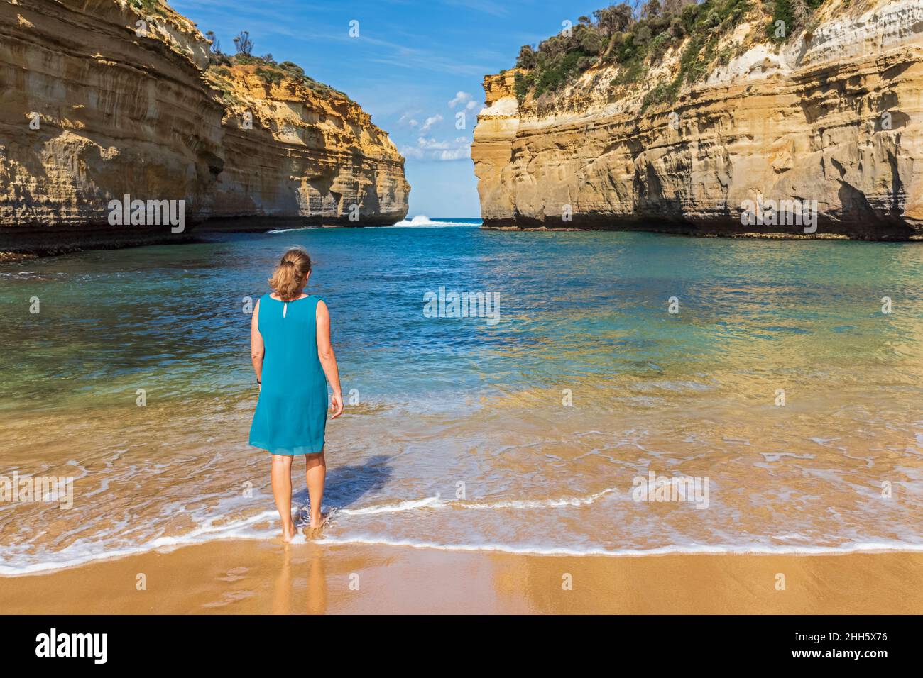 Australia, Victoria, Female turista a Loch Ard Gorge Beach Foto Stock