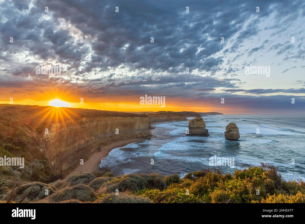 Australia, Victoria, Vista dei dodici Apostoli e Gibson Steps nel Parco Nazionale di Port Campbell all'alba Foto Stock