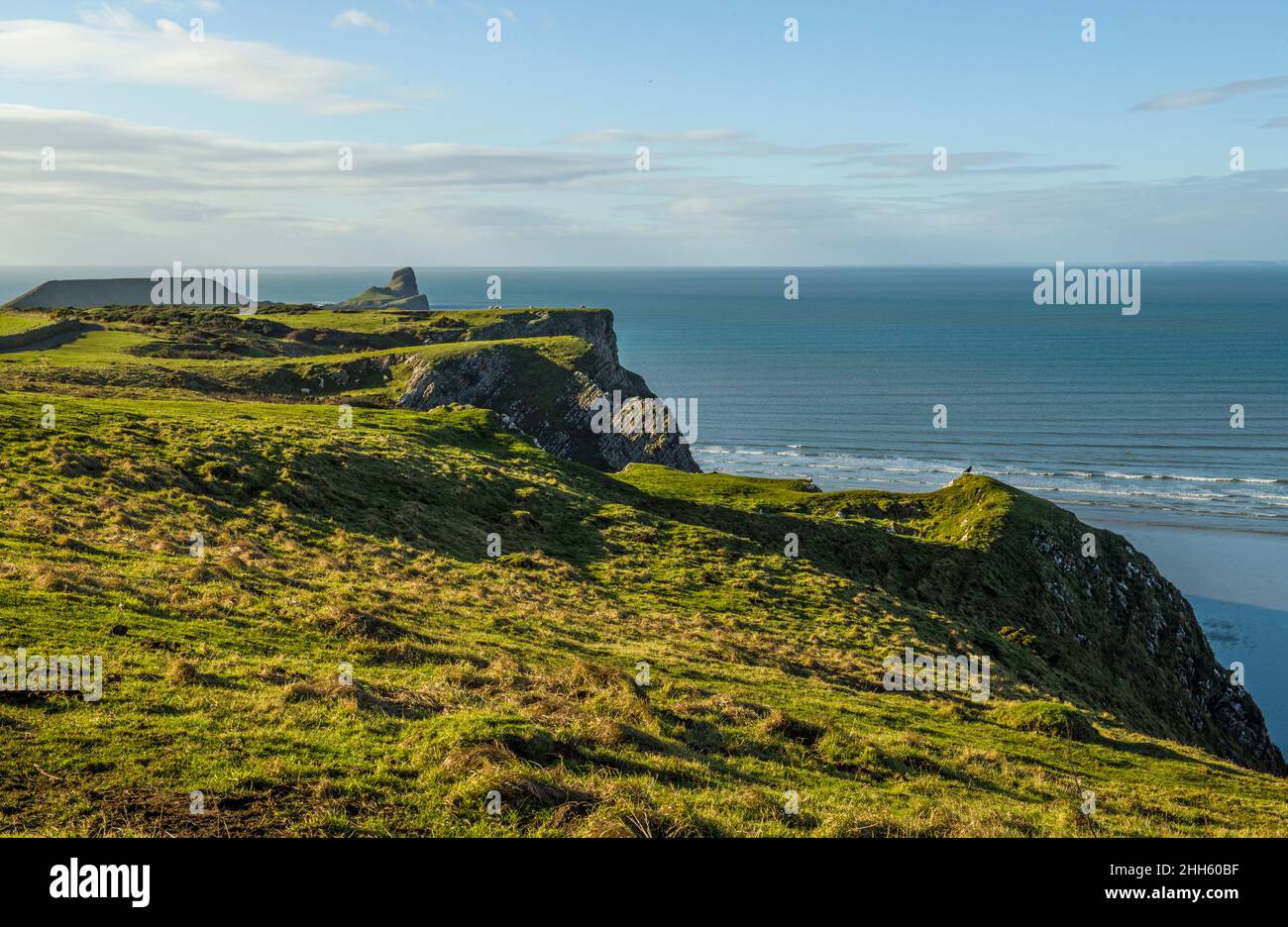 Una vista chiara proprio lungo le scogliere fino al Worms Head a Rhossili sulla penisola di Gower Foto Stock