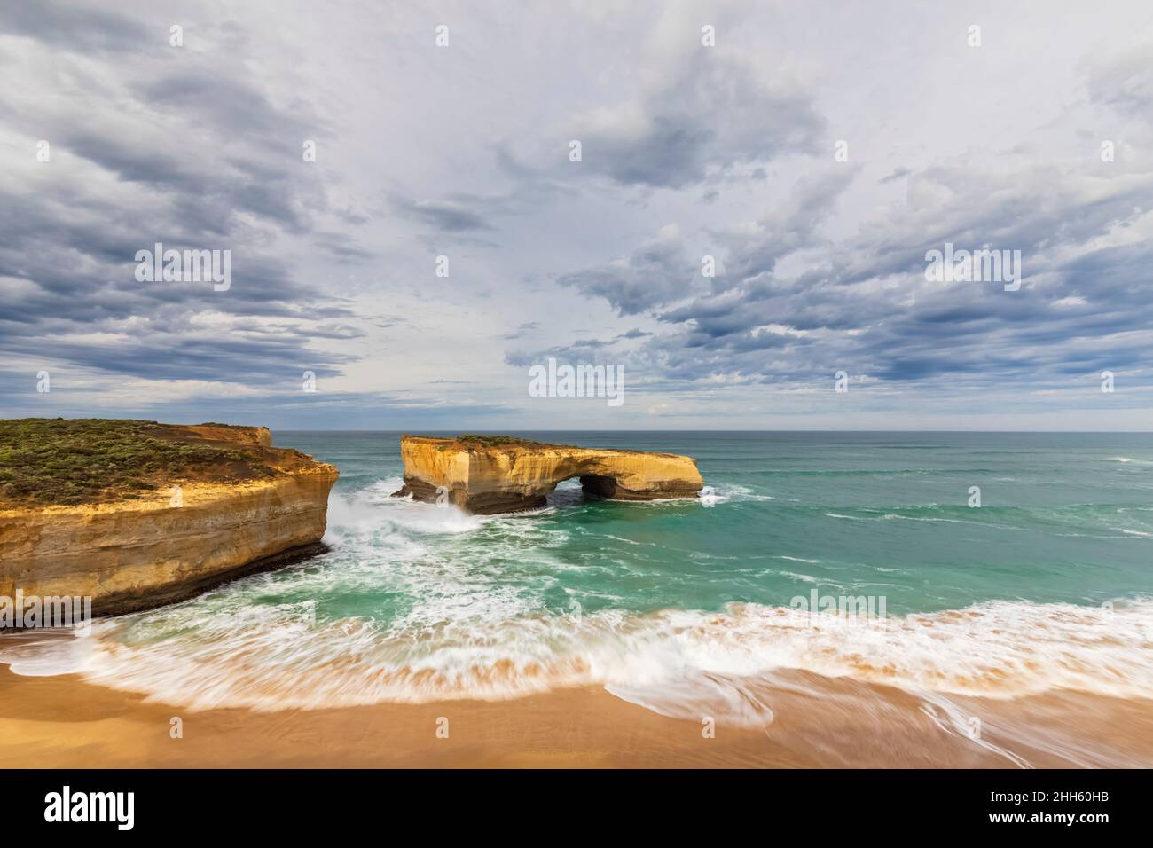 Australia, Victoria, Vista dell'Arco di Londra nel Parco Nazionale di Port Campbell Foto Stock