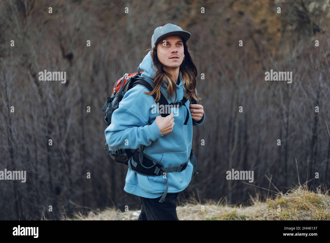 Escursionista contemplativo con zaino in vacanza Foto Stock