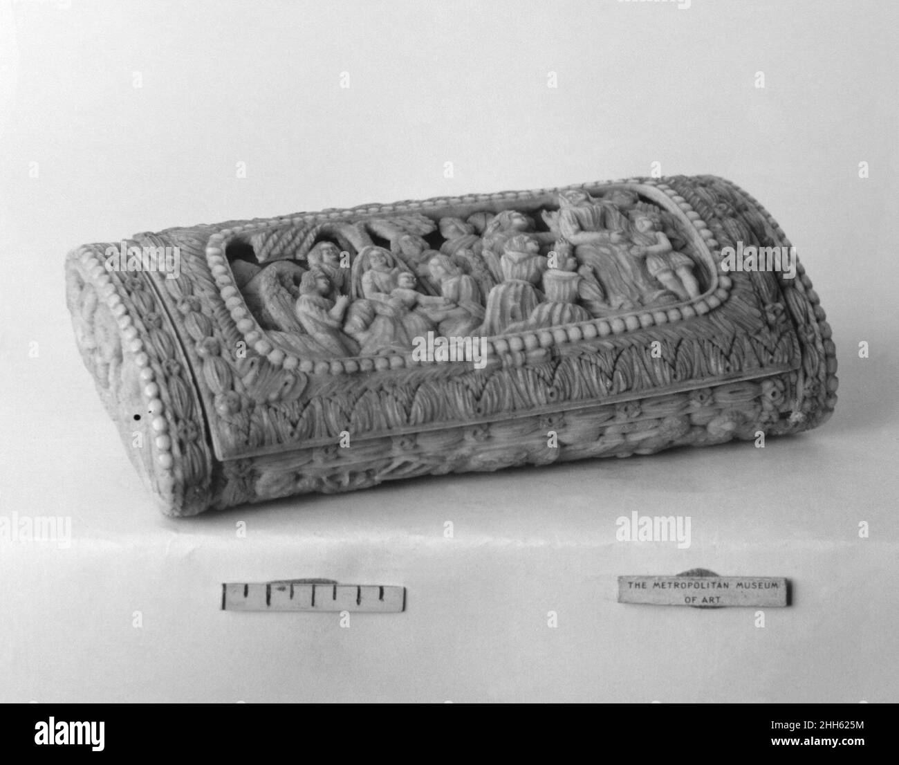 Box 18th secolo Indo-Portuguese il caso incernierato è primitivamente scolpito con una profusione di immagini religiose, trafitto in modo che il foglio metallico sottostante mostra attraverso. Un lato raffigura il resto della fuga in Egitto e il Cristo giovane adorato dagli angeli e dalle donne inginocchiate. L'altro lato mostra l'Assunzione della Vergine. Scatola. Indo-Portoghese. 18th secolo. Osso o avorio. Sostanze naturali-Ivory Foto Stock