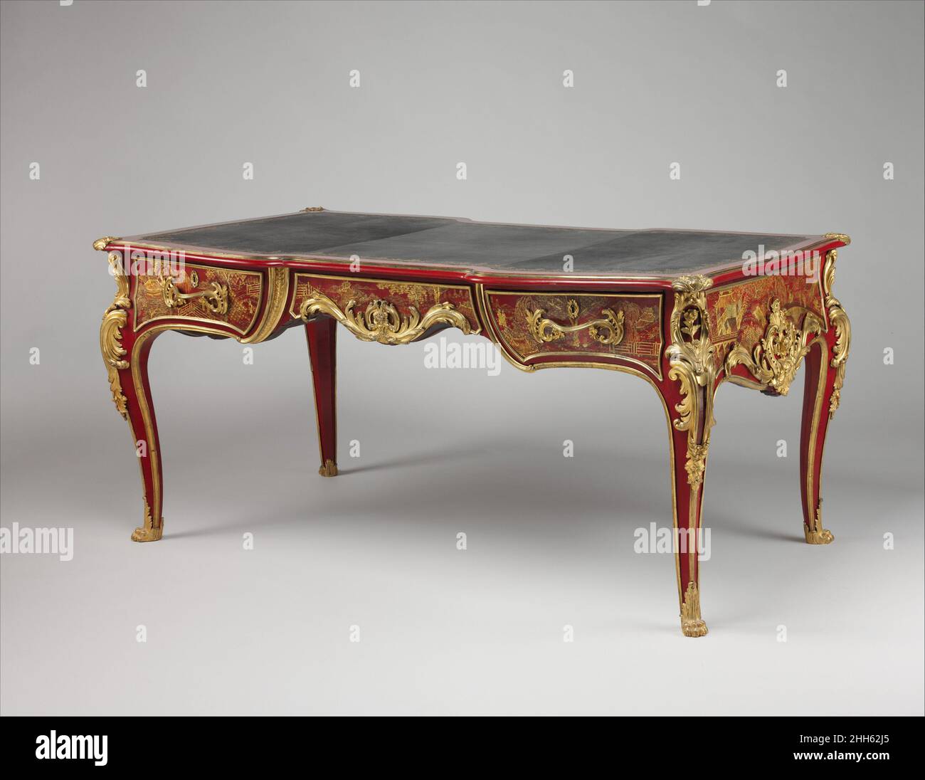 Tabella di scrittura (bureau plat) 1759 Gilles Joubert francese nei suoi consigli utili a coloro che fanno il Tour di Francia, Che apparve nel 1768, Philip Thicknesse (1719-1792) esprimeva l'opinione che Luigi XV avrebbe fatto un gentiluomo di campagna molto migliore di un principe sovrano, poiché amava le deviazioni della vita di campagna e raramente si recava a Parigi.[1] non sorprende, quindi, Che il re trascorse gran parte del suo tempo a Versailles, dove gli affari quotidiani venivano condotti nel suo gabinetto Intérieur. Questo piccolo studio, le sue finestre che si affacciano sul cortile del palazzo sottostante, era una delle camere più belle di Foto Stock