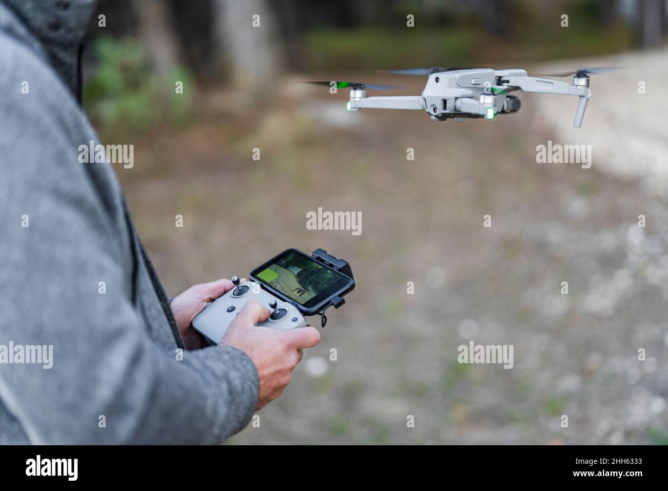 Pilota drone che vola attraverso il ricevitore radio controllato al parcheggio Foto Stock