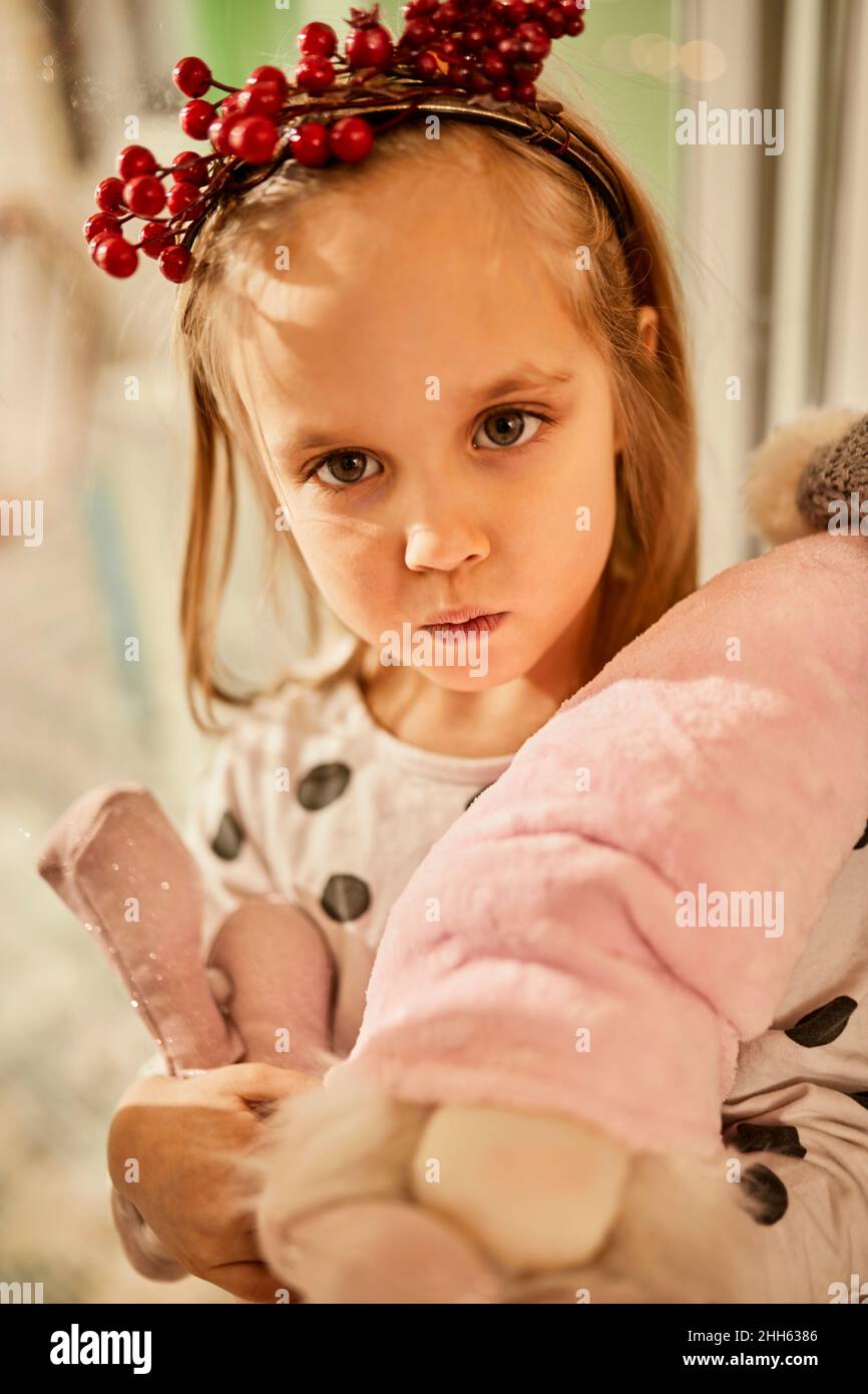 Ragazza carina che tiene i giocattoli imbottiti a casa Foto Stock
