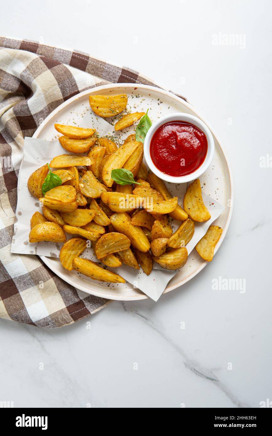 Patate croccanti e ketchup sul piatto Foto Stock
