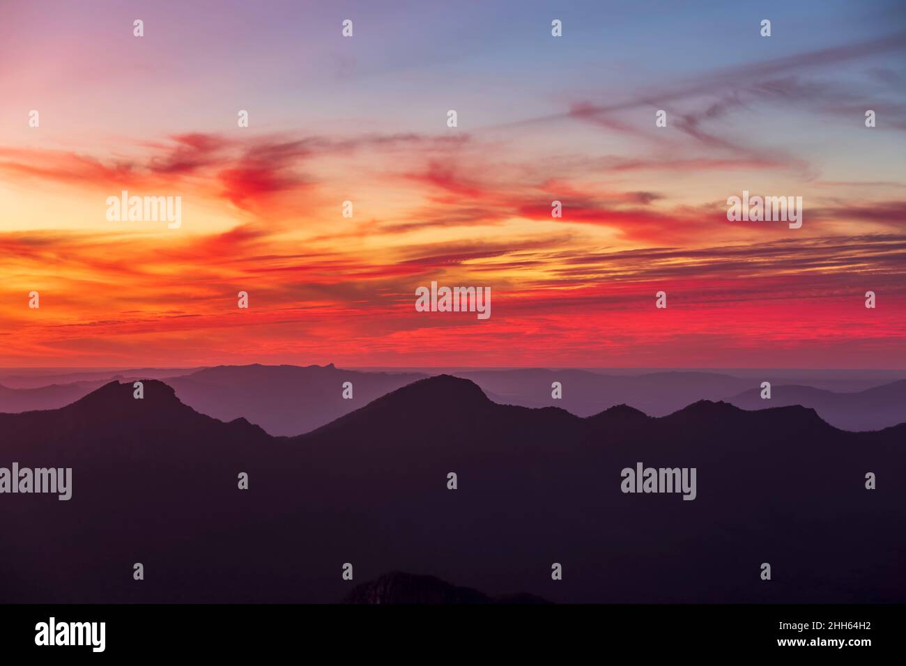 Australia, Victoria, silhouette di montagne viste dal Monte Guglielmo al tramonto Foto Stock