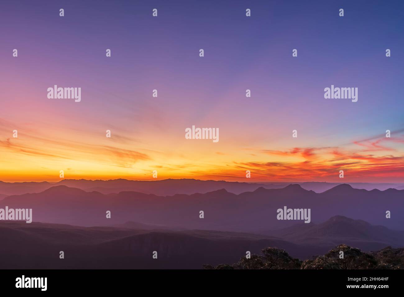 Australia, Victoria, silhouette di montagne viste dal Monte Guglielmo al tramonto Foto Stock