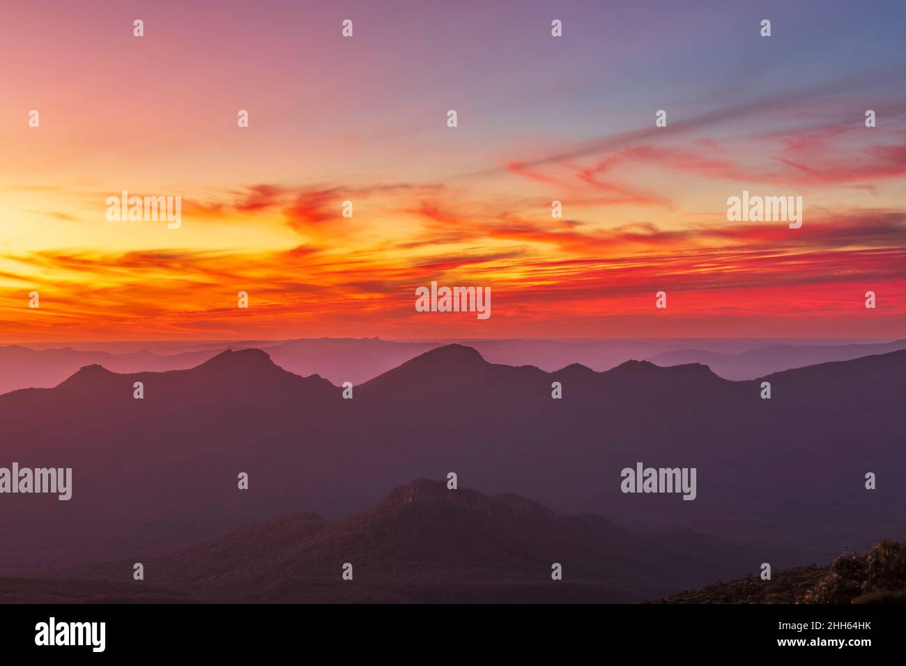 Australia, Victoria, silhouette di montagne viste dal Monte Guglielmo al tramonto Foto Stock