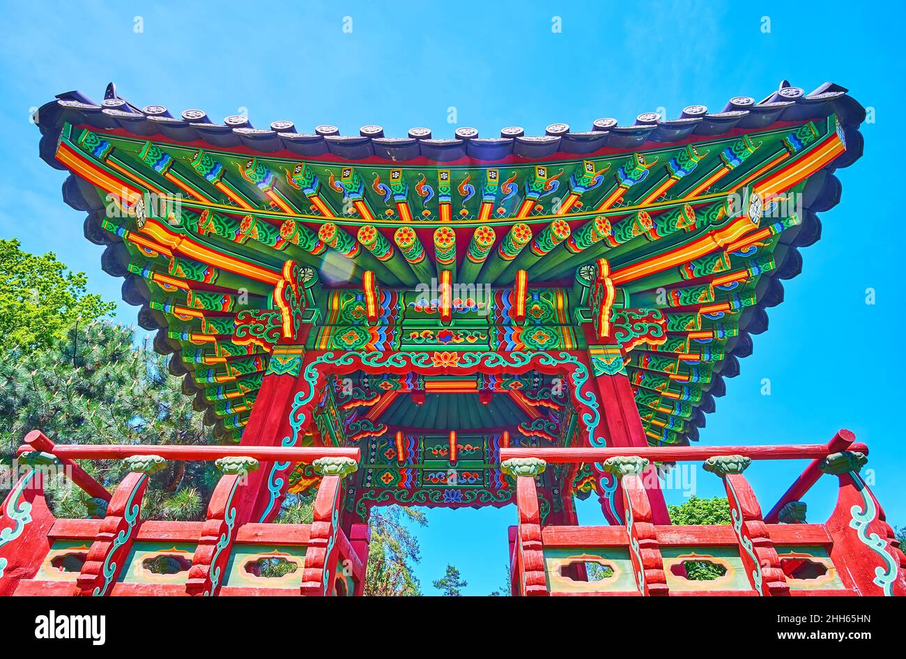 I dettagli decorativi in legno intagliato e dipinto della Pagoda coreana, che si trova nel Giardino tradizionale coreano, Giardino Botanico di Kyiv, Ucraina Foto Stock