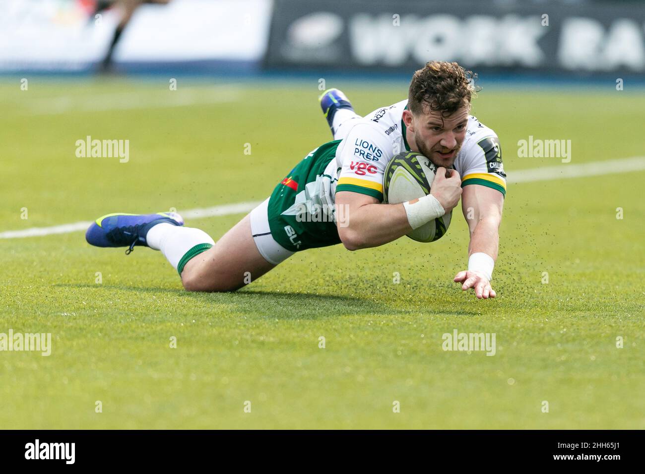 LONDRA, REGNO UNITO. GENNAIO 23rd James Stokes di Londra l'irlandese fa una prova durante la partita della European Rugby Challenge Cup tra Saracens e l'irlandese di Londra all'Allianz Park di Londra domenica 23rd gennaio 2022. (Credit: Juan Gasparini | MI News) Credit: MI News & Sport /Alamy Live News Foto Stock