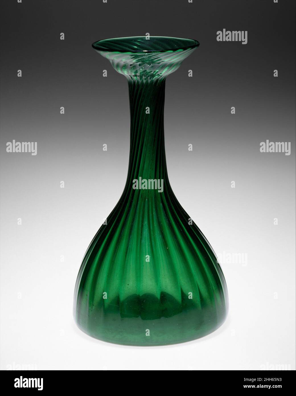 Clutha vase ca. 1890 Christopher Dresser britannico, scozzese reagendo contro la moda per il vetro tagliato, uno stile che negava la natura fusa del materiale, John Ruskin, Charles Locke Eastlake, William Morris, e Christopher Dresser invocò la riforma nella produzione del vetro. I riformatori guardarono al vetro antico di Roma, Egitto e mondo islamico, così come al vetro veneziano del XIV e XV secolo come ideali appropriati per l'emulazione. Il movimento verso l'antico e antico vetro veneziano ha rapidamente guadagnato popolarità, in quanto ha anche fatto appello a revivalisti e collec antiquario Foto Stock