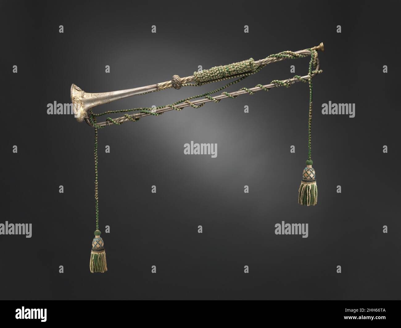 Trumpet naturale ca. 1700 Johann Wilhelm Haas le trombe naturali tedesche come queste furono usate nei militari e nelle pageantry reali accanto ai tamburi del bollitore. La produzione e la riproduzione di trombe in Germania durante il XVII e l'inizio del XVIII secolo furono rigorosamente regolate da una gilda e dominate da creatori che lavoravano nella città imperiale di Norimberga, comprese quattro generazioni della famiglia Haas. Gli ornamenti che adornano il campanile della tromba di Johann Haas sono caratterizzati da un paio di tamburi da bollitore drapposati con striscioni e altri motivi che suggeriscono un contesto militare e regale. Trumpet naturale. Ger Foto Stock