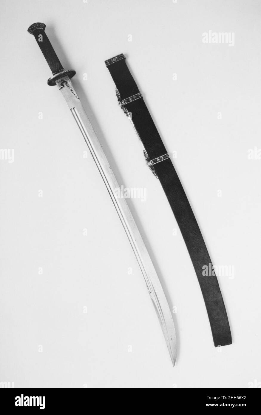 Spada con scabbard 17th secolo cinese. Spada con scabbardo. Cinese. 17th secolo. Acciaio, madreperla, corallo, pelle di squalo, tessile, oro, pietre semipreziose. Spade Foto Stock