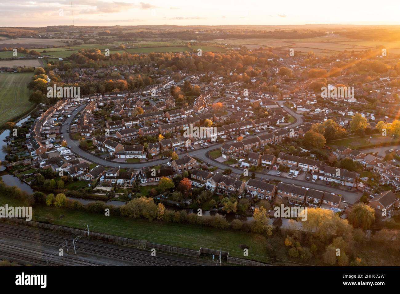 Regno Unito, Inghilterra, Whittington, veduta aerea della città sul fiume al tramonto Foto Stock