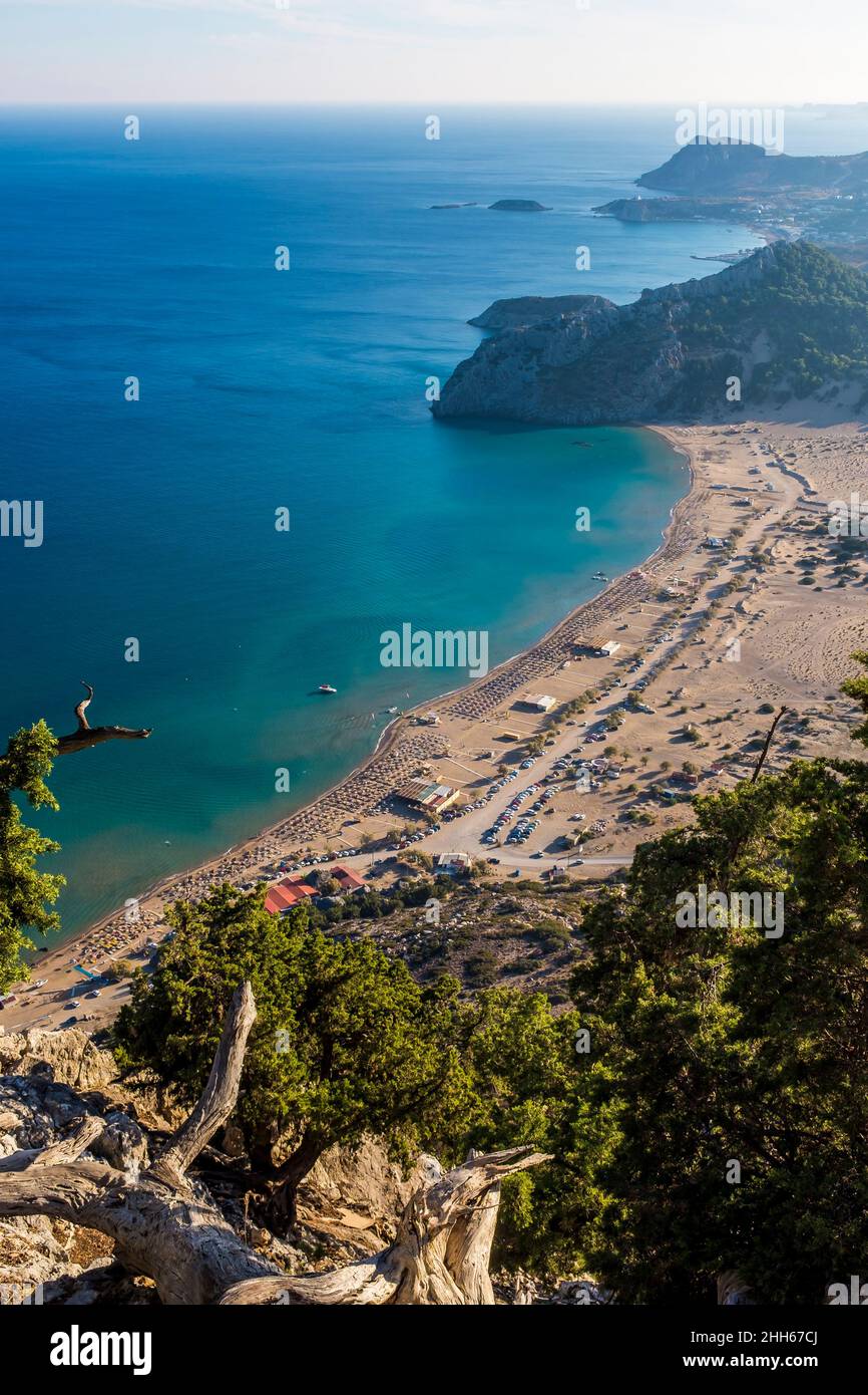 Grecia, Rodi, spiaggia di Tsambika vista dalla cima della montagna Foto Stock