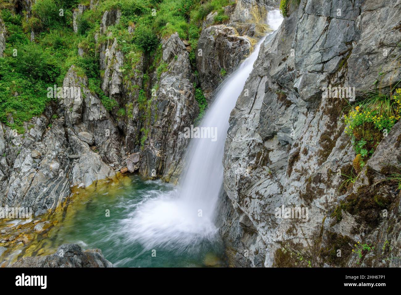 Vista panoramica della cascata sul monte nel Parco Nazionale del Mercantour, Francia Foto Stock