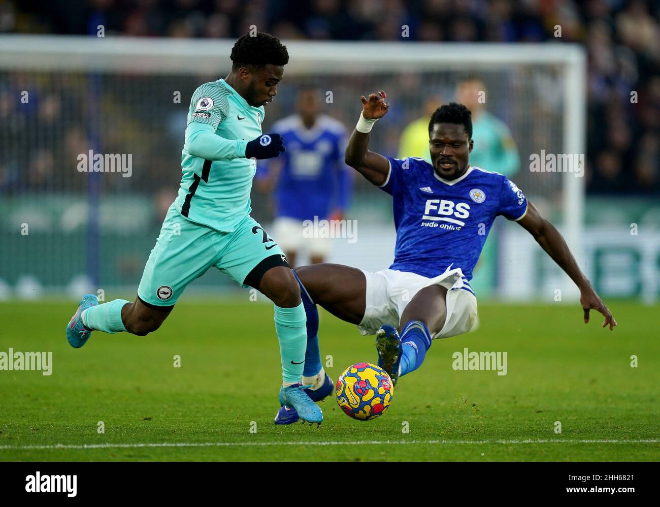 Il Tariq Lamptey di Brighton e Hove Albion è stato affrontato dal ragazzo di Leicester City, Daniel Amartey, durante la partita della Premier League al King Power Stadium di Leicester. Data foto: Domenica 23 gennaio 2022. Foto Stock