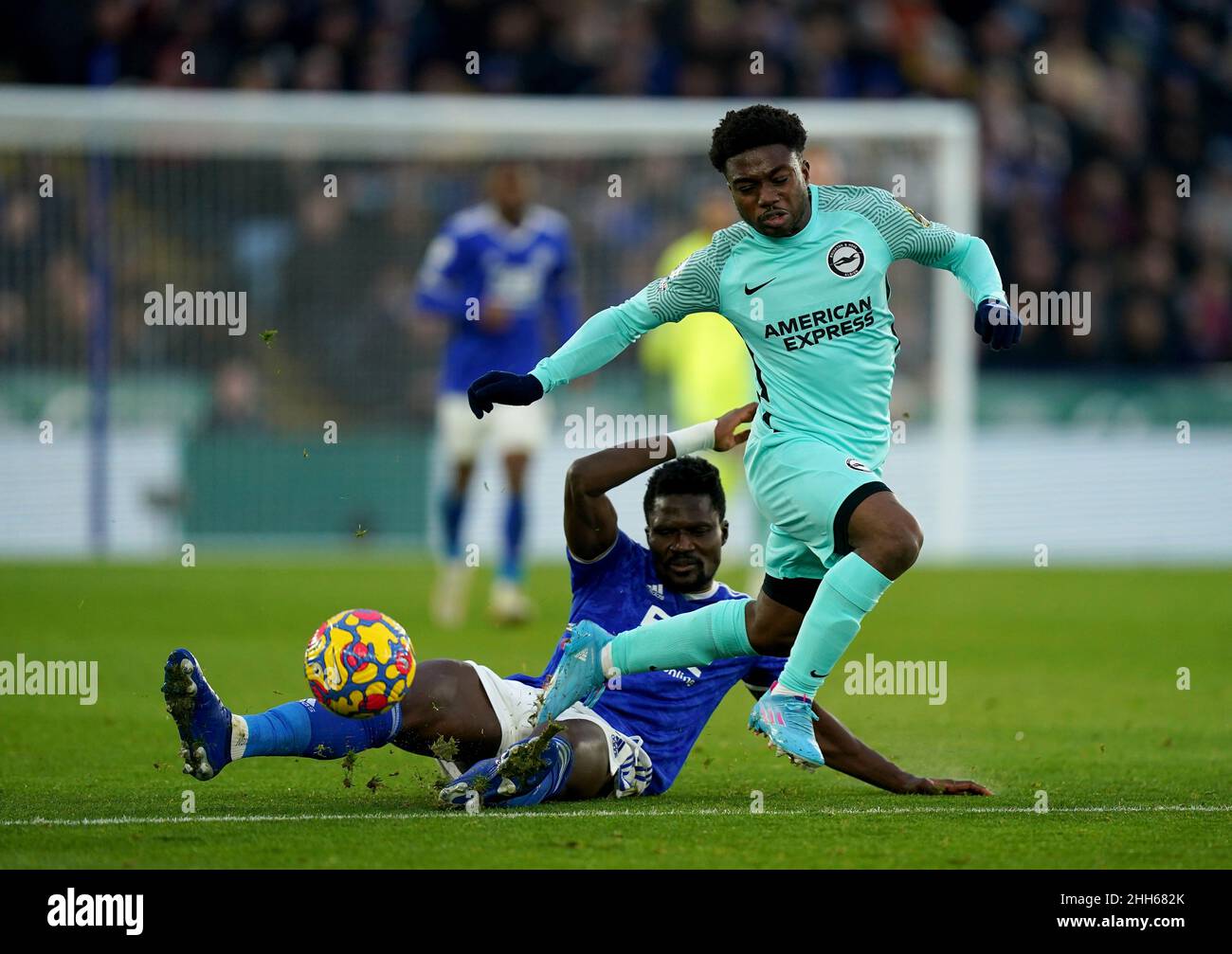 Il Tariq Lamptey di Brighton e Hove Albion è stato affrontato dal ragazzo di Leicester City, Daniel Amartey, durante la partita della Premier League al King Power Stadium di Leicester. Data foto: Domenica 23 gennaio 2022. Foto Stock