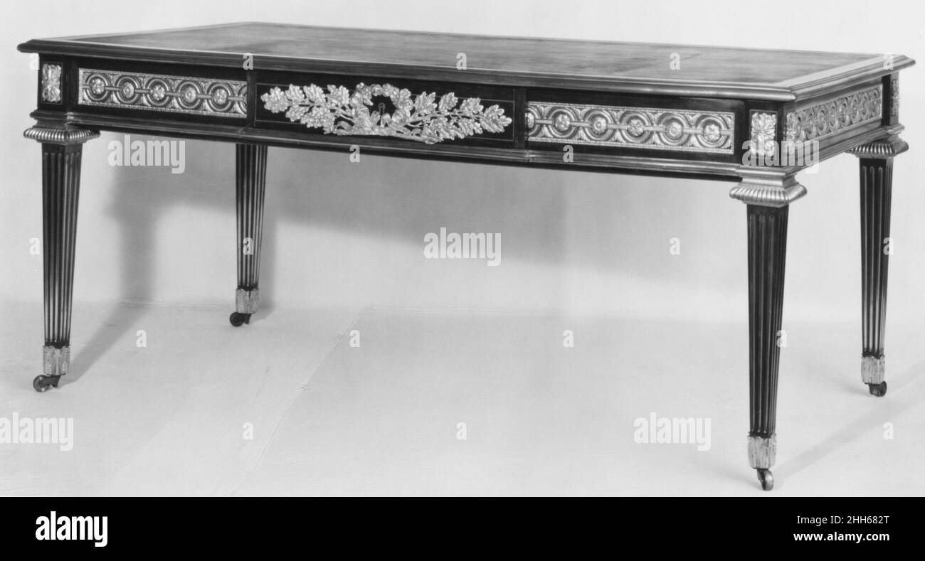 Scrivania (bureau plat) ca. 1780 Jean-Francis Leleu questo bureau plat di Jean-Francis Leleu esemplifica lo stile neoclassico favorito dai patroni d'élite francesi alla fine del XVIII secolo. Jean-Francis Leleu (1729-1807) è stato addestrato, insieme al suo rivale Jean-Henri Riesener, nel laboratorio di Jean-Francis Oeben. Leleu divenne un maestro ébéniste nel 1764 e godette del patrocinio di ricchi aristocratici, tra cui il Principe di Condé, Louis-Joseph de Bourbon. Simile ai pezzi prodotti per il Palais-Bourbon del principe de Condé, questa tavola riflette il forte e maschile neoclassico Foto Stock