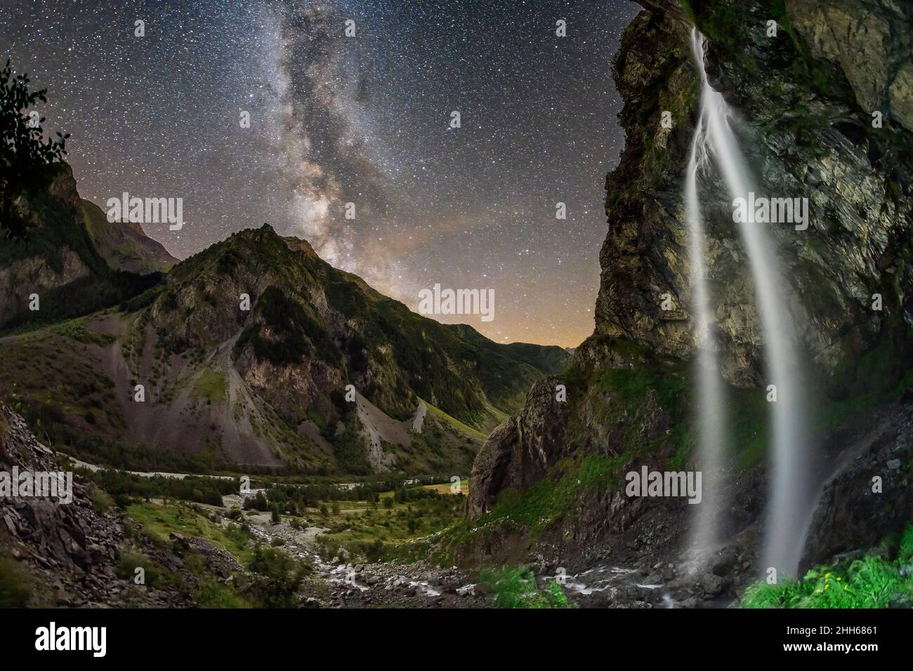 Bella cascata del casset dalla scogliera di notte con la Via Lattea nel cielo, Valgaudemar, Parco Nazionale degli Ecrins. Francia Foto Stock