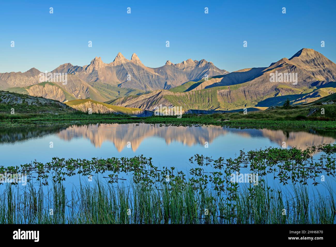 Bellissimo scatto di lago e montagna famosa in giornata di sole, Francia Foto Stock