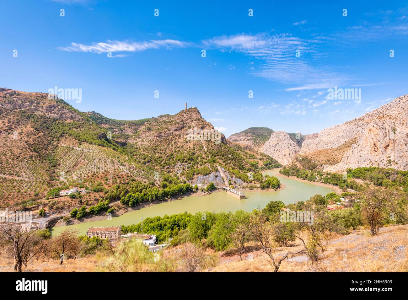 Embalse Tajo de la Encantada con centrale idroelettrica a Caminito del Rey in Andalusia, Spagna, Europa Foto Stock