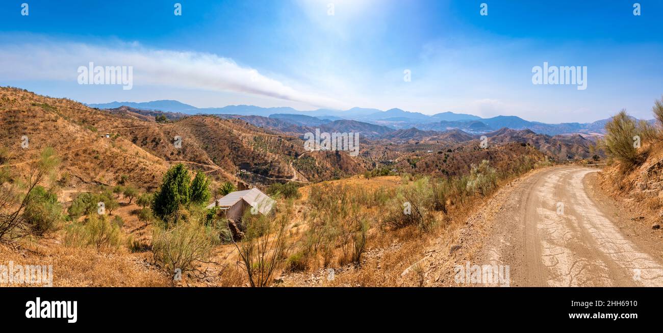 Colline e montagne su strada vuota in giornata di sole, Andalusia, Spagna, Europa Foto Stock