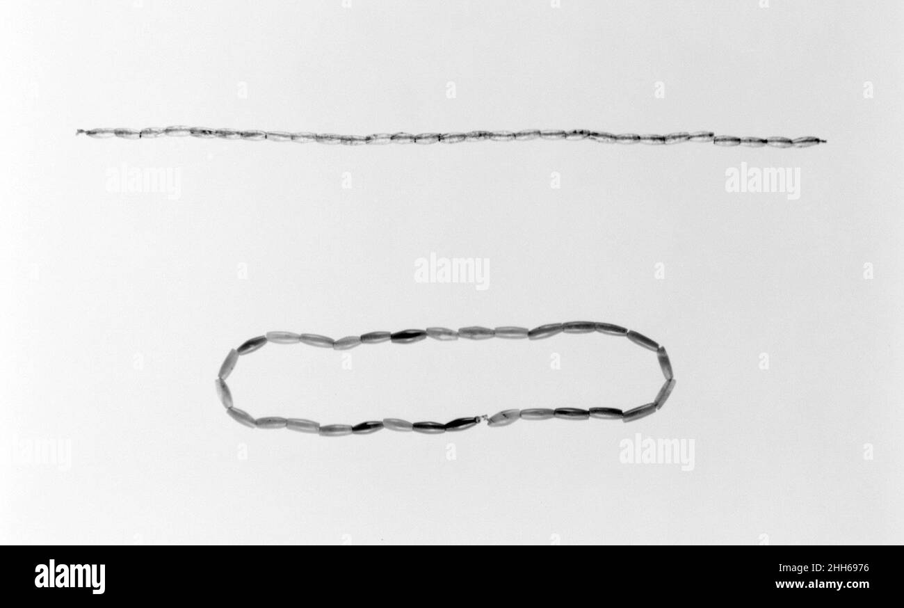 30 perle di canna in 2 file ca. 1550–1295 a.C. nuovo Regno. 30 perle di canna in 2 file. ca. 1550–1295 A.C. Carnelian. Nuovo Regno. Dall'Egitto, dall'Alto Egitto, da Tebe, da Wadi Gabbanat el-Qurud. Dynasty 18 Foto Stock