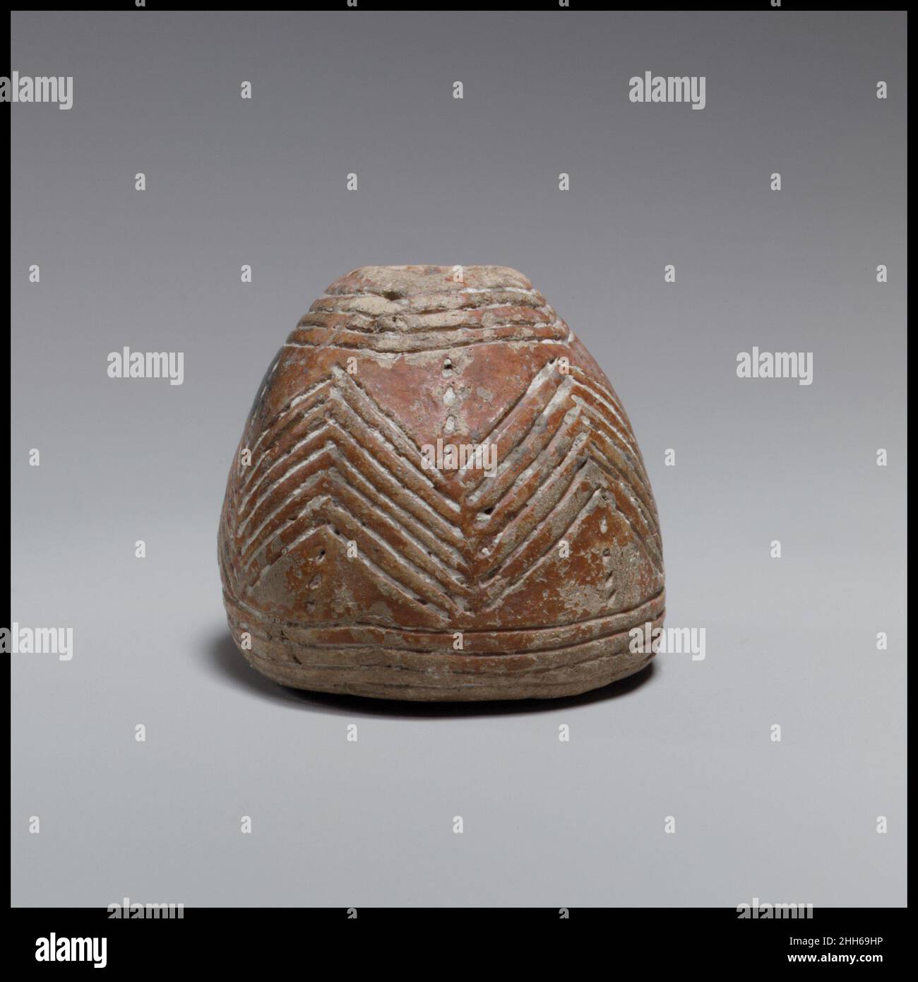 Terracotta cono-semisferica fusello a base piana ca. 2000–1725 a.C. i fuselli ciprioti hanno contribuito alla realizzazione di stoffe per indumenti e biancheria da letto. Sono stati posti in tombe, forse in modo che il defunto potrebbe continuare a girare la lana nell'aldilà. Terracotta a fusello conico-semisferico con base piana 240524 Foto Stock